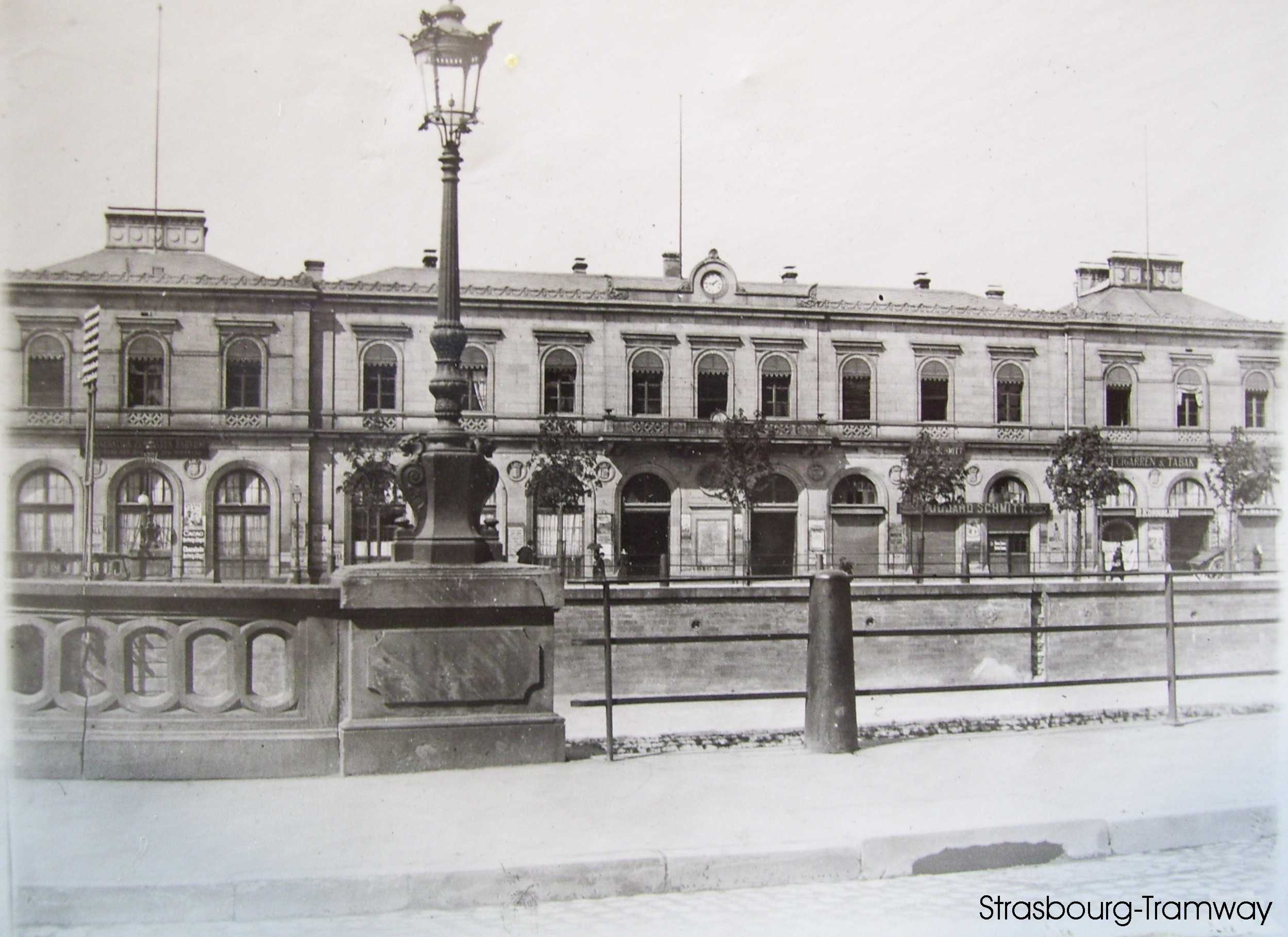 Vue sur l'ancienne gare depuis le quai qui lui fait face.